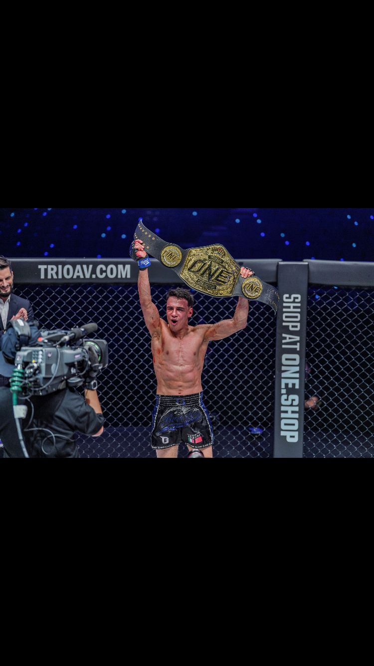 JOSEPH LASIRI CONQUISTA IL TITOLO MONDIALE DI ONE CHAMPIONSHIP.