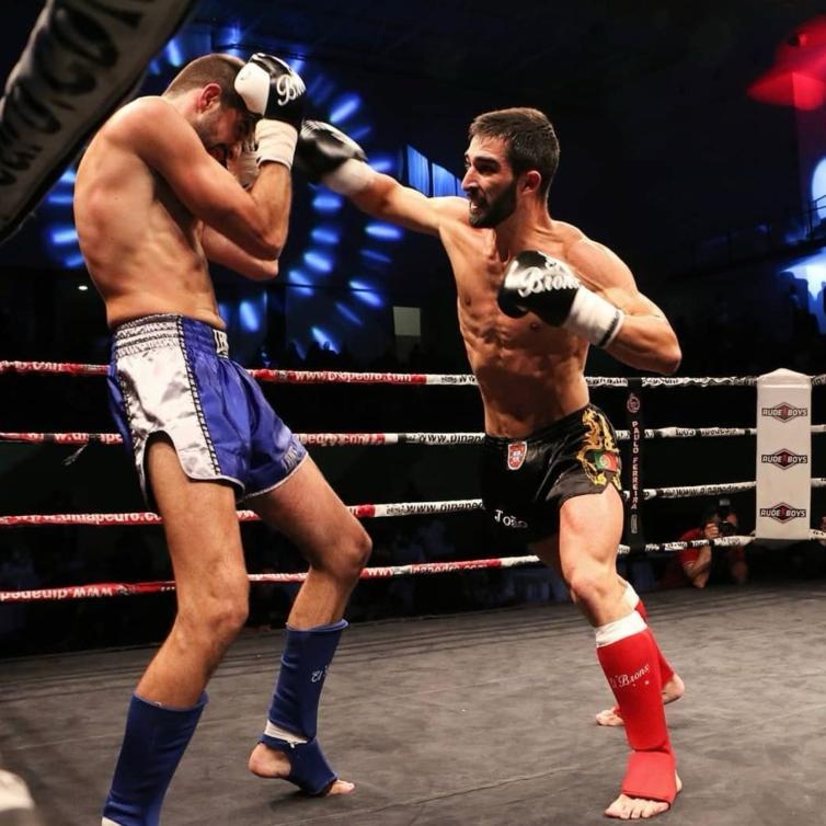 Hamza rotto, entra Rudi Mendes.
